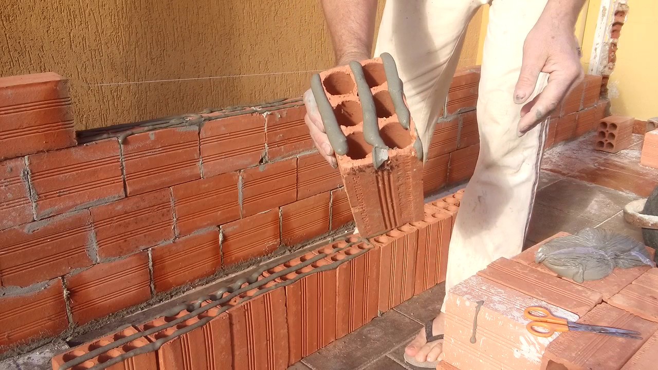 levantando parede de tijolos com argamaça