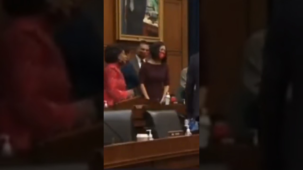 Maxine Waters Blowing Kiss to Sam Bankman Fried. #BeTheChange #HonestDiscourse #Facts #Information