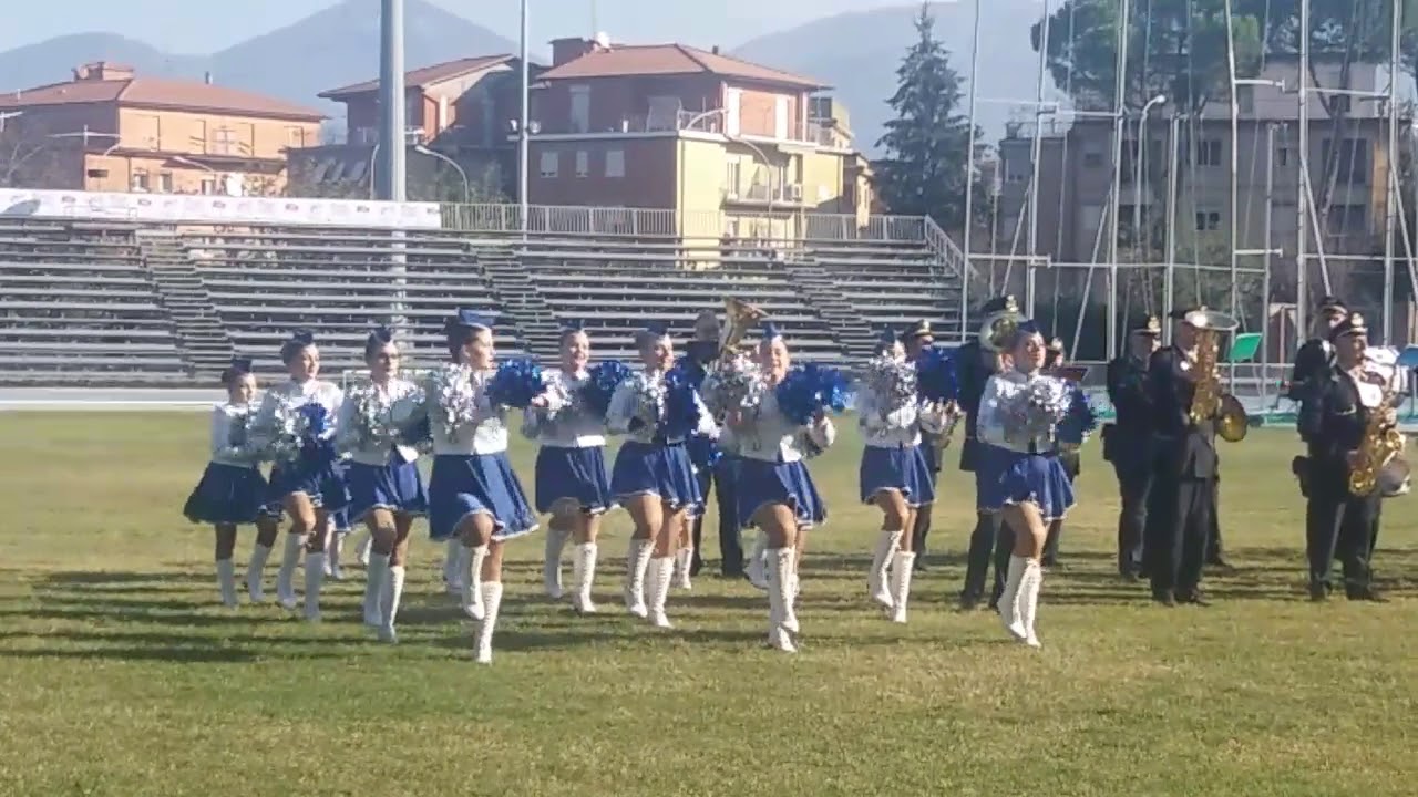 MAJORETTES CON BANDA MUSICALE LISCIANO