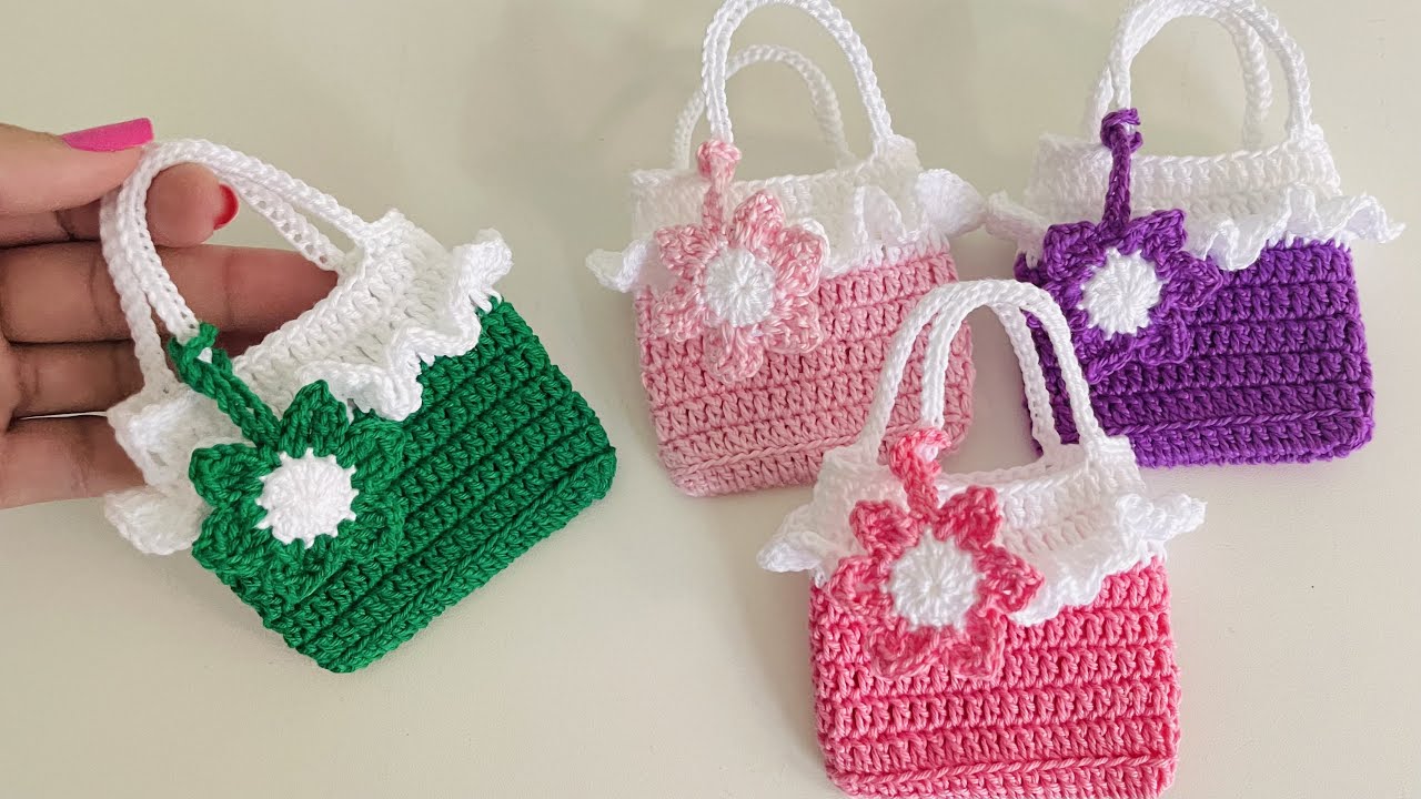 Bolsa miniatura em crochê modelo multiuso