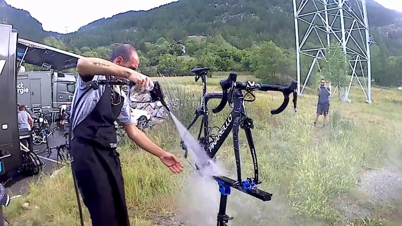 Bike wash tutorial with Team Sky (Tour de France 2017) || Tutorial lavaggio bici con il Team Sky