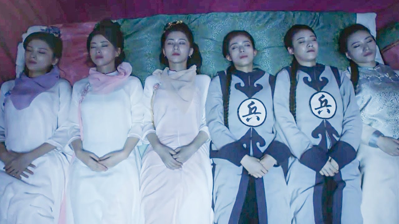 美女反派刺殺小太監，怎料全被迷暈，小太監艷福不淺！33