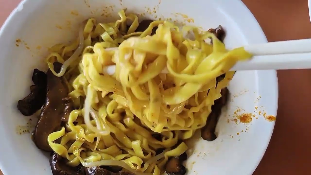 Minced Meat Noodles | Pear Drink | Chicken Chop | Hougang 105 Hainanese Village Hawker Center
