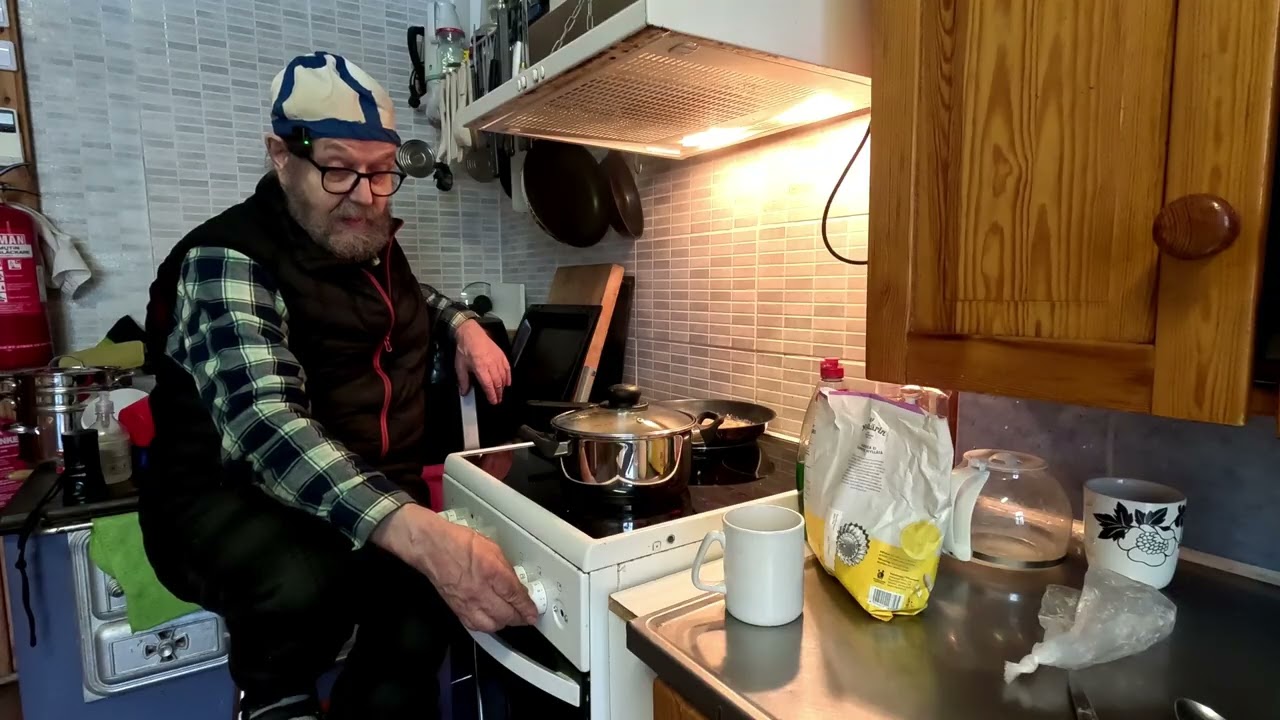 Taas on nälkä, Leena  katselee ulos.