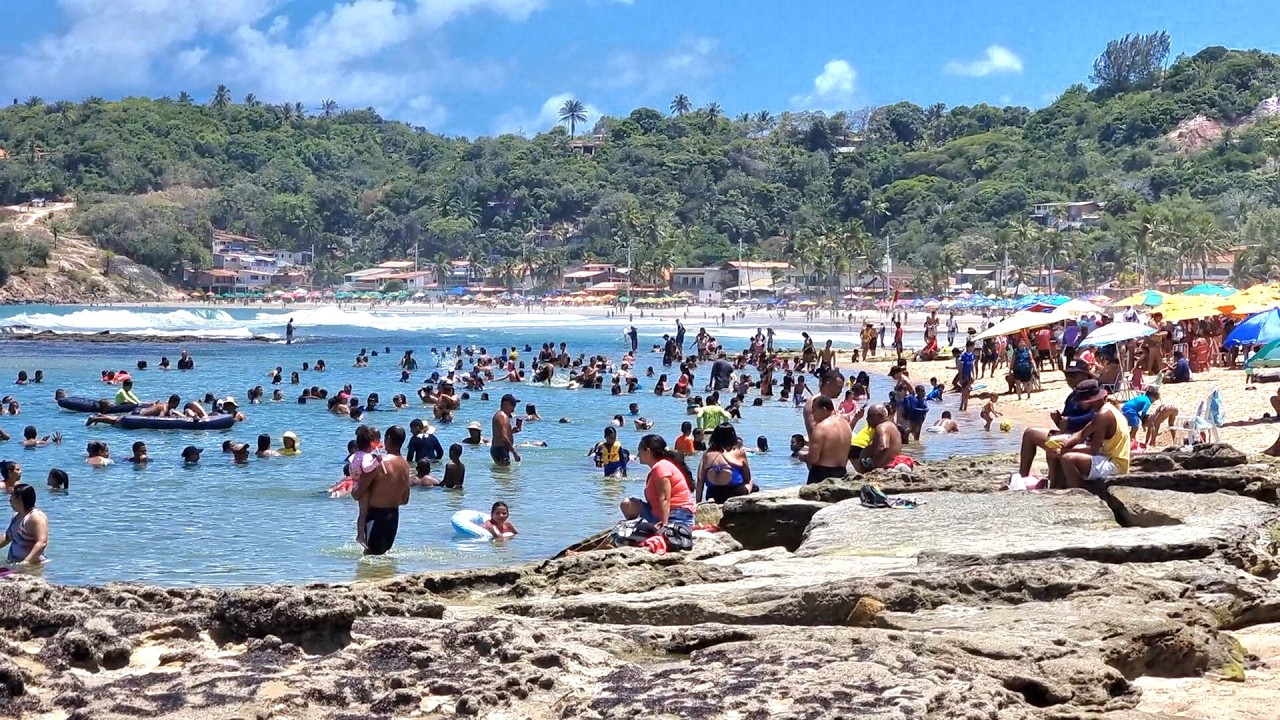 FERIADO NA PRAIA DE GAIBU 2 NOVEMBRO 2024 PERNAMBUCO BRASIL CABO DE SANTO AGOSTINHO
