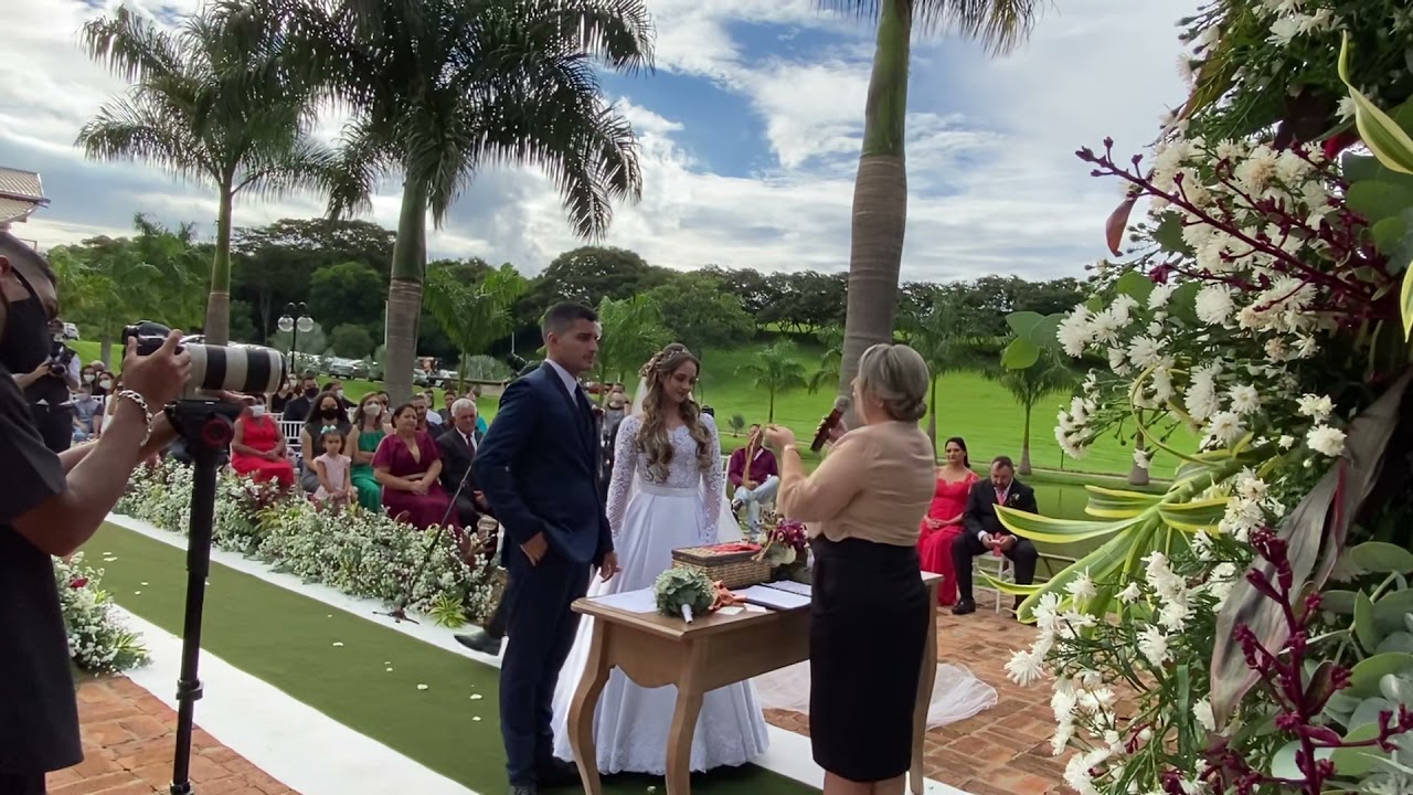 Cordão de três dobras no casamento por Kellen Lovato.