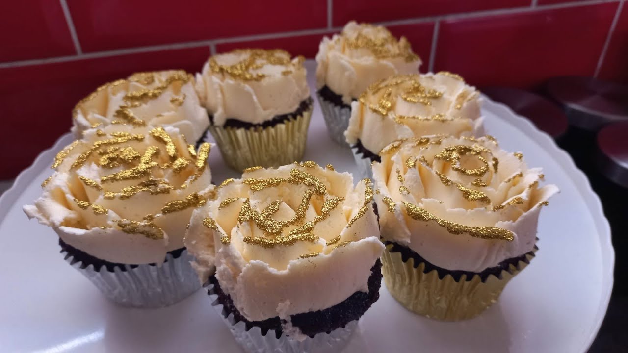 Here I show you how I  piped roses,  made from buttercream on pre baked chocolate cupcakes (Enjoy❤😀