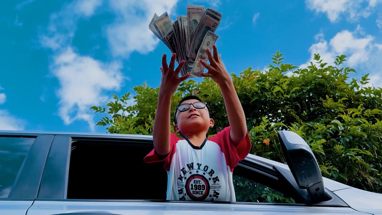 Niño Regala dinero para darle una lección a su padre