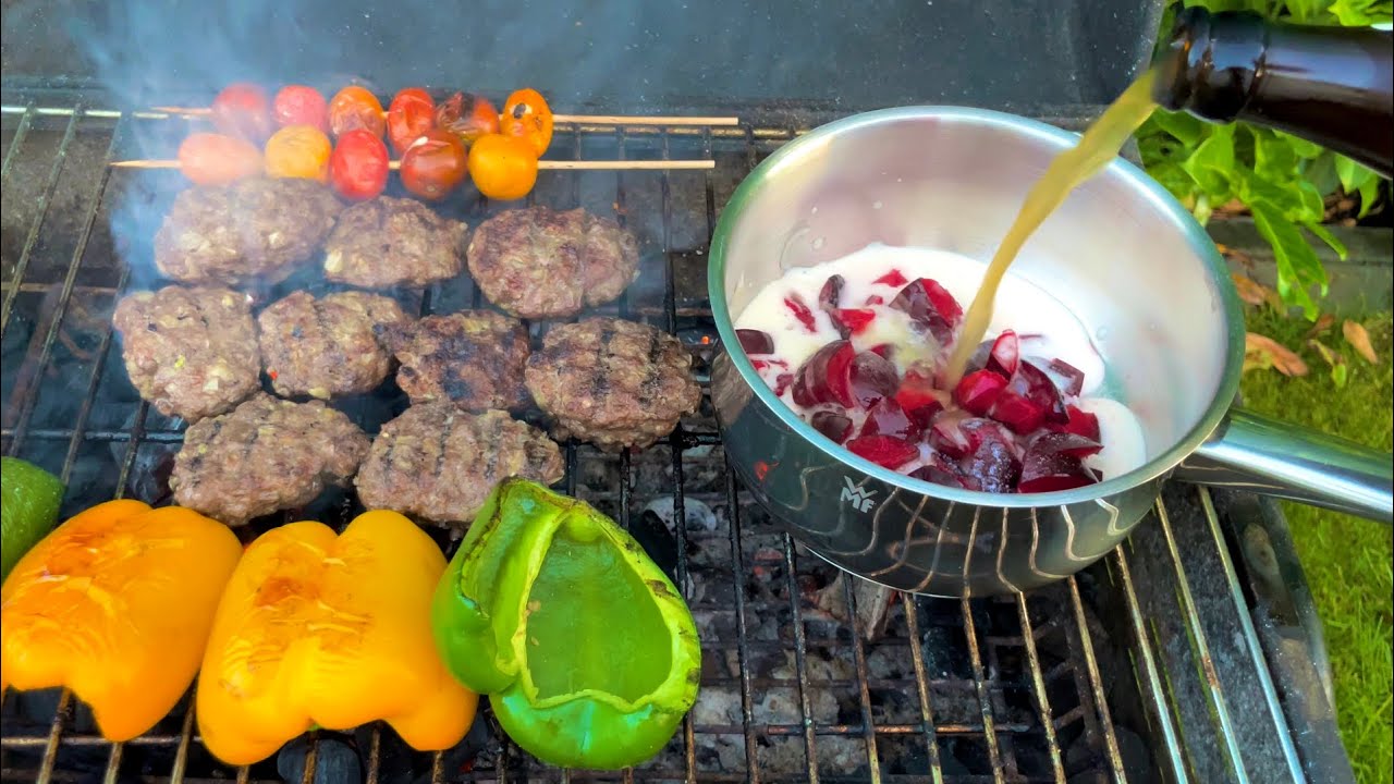 wenig produkt und viel essen grill, brot, sauce - zu hause kochen und genießen