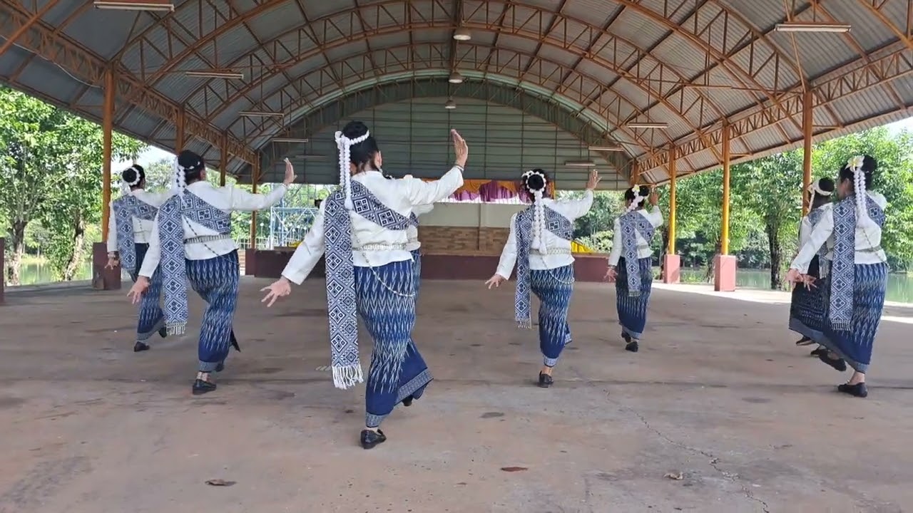 ลายบูชาแม่บายศรี ฝึกซ้อมบุญเบิกฟ้าเดือน3  โดยนางรำชมรมสูงวัย 4 ส อ.บ้านม่วง จ.สกลนคร by ครูศร