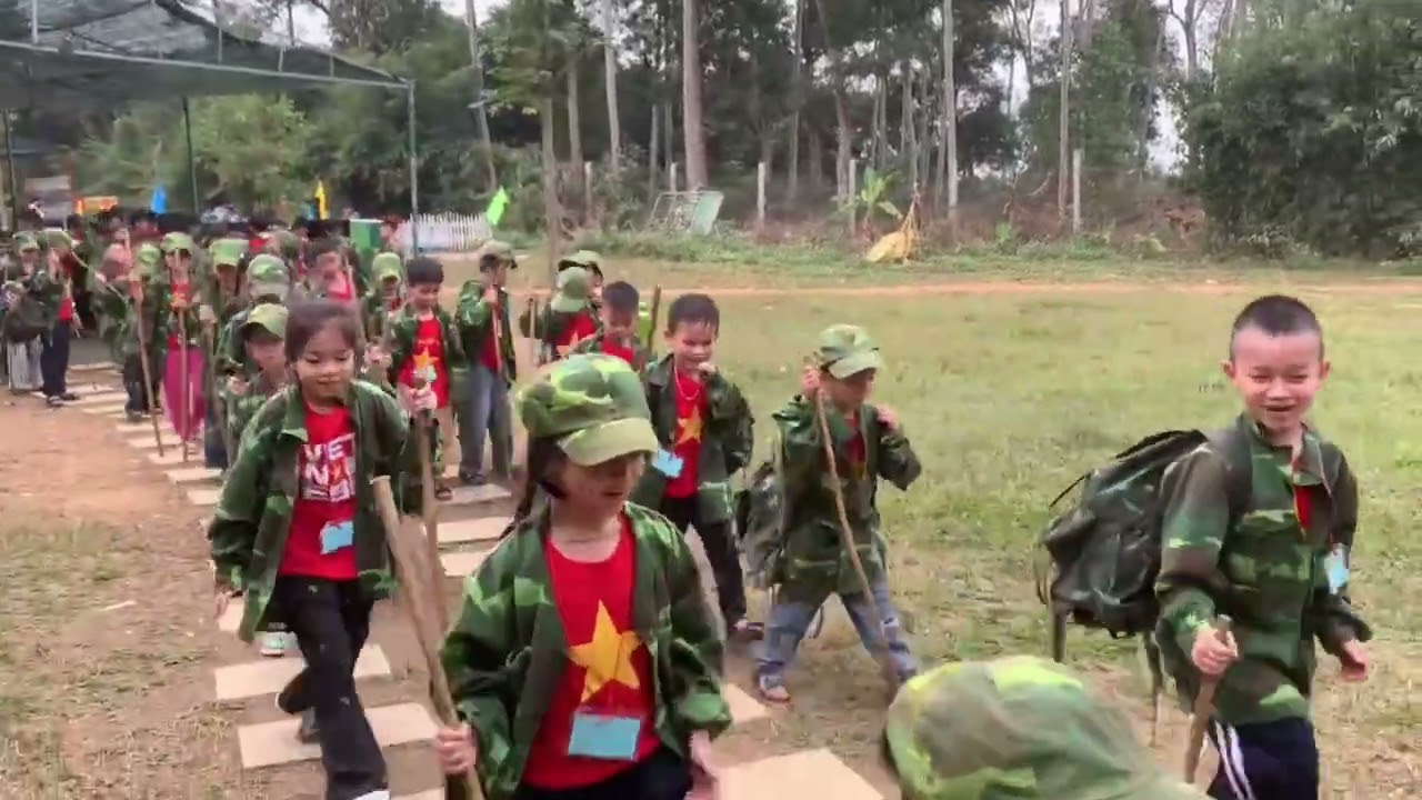 Diệu Anh đi trải nghiệm ở Bảo T&agrave;ng Qu&acirc;n Sự Việt Nam c&ugrave;ng c&aacute;c bạn lớp 1A