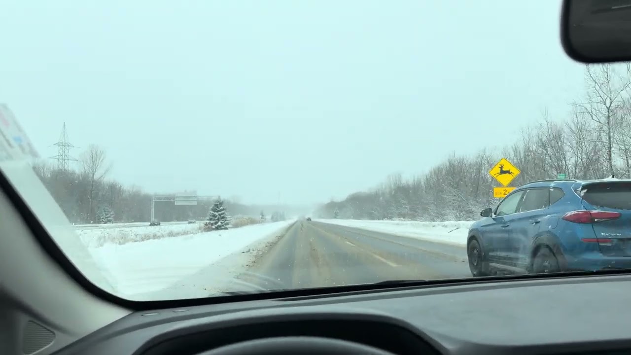Dirigindo pelo Quebec num dia de inverno.