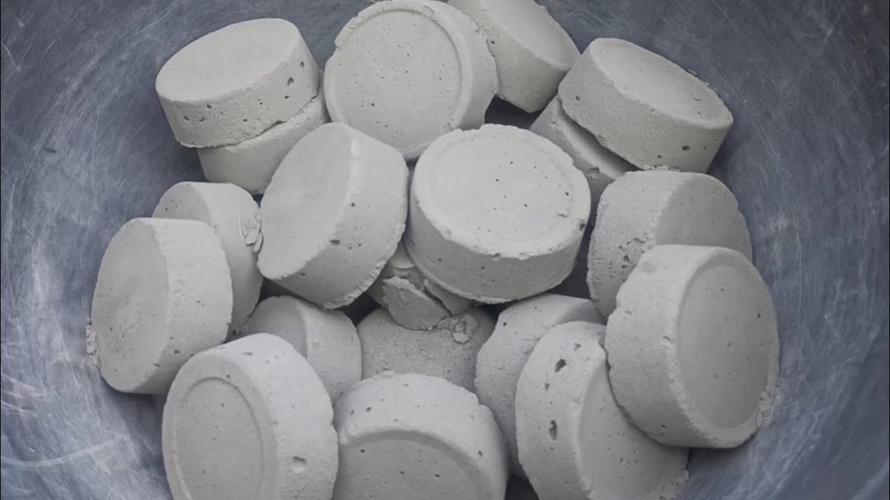 soft cementsand disc crumbling dry, dipping water and mixing
