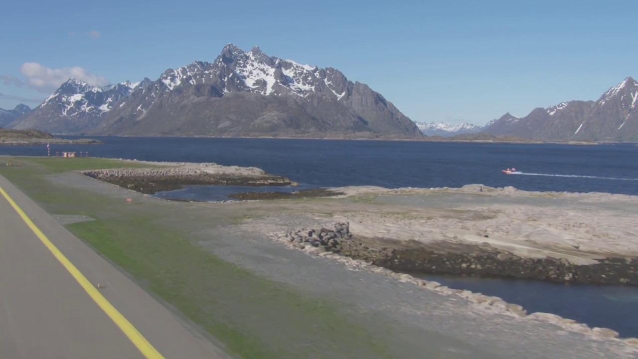 Lofoten, Ausnesfjorden, Svolvær Lufthavn, Helle, Båter med signalrøyk - Flying Over Norway