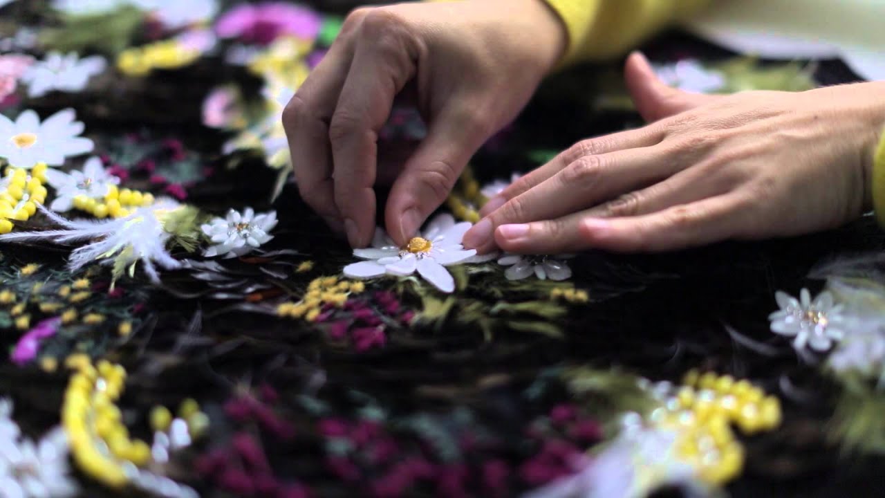 Le savoir-faire des artisans Chanel mis en lumière