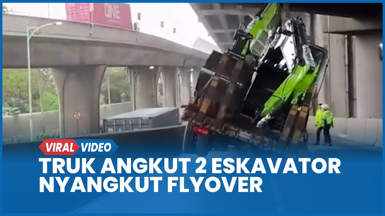 Apes, Truk Angkut 2 Eskavator Tersangkut di Flyover Koja