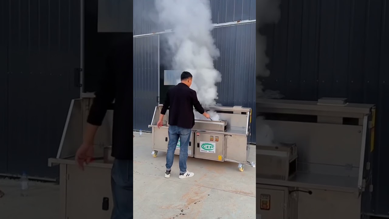 这是一款无烟烧烤设备，可以满足环保需求，上面烧烤，下面净化。#烧烤设备#无烟烧烤车#烧烤净化设备
