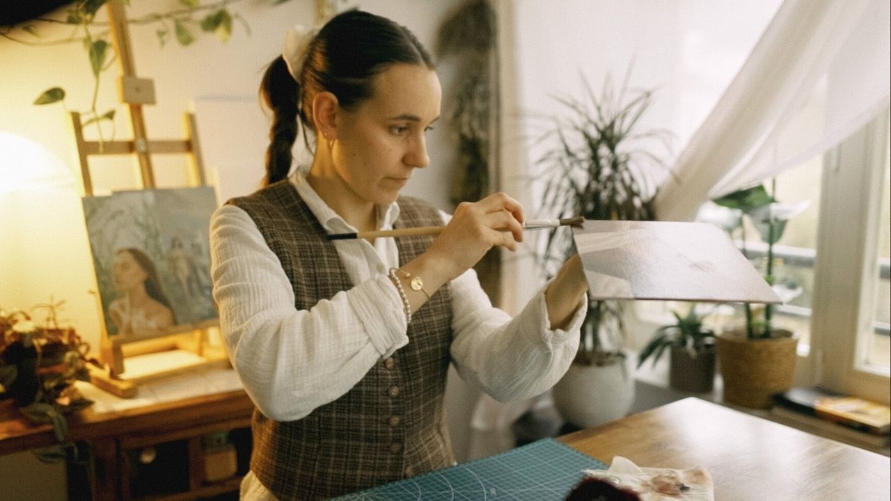 french artist varnishes art – unintentional + satisfying asmr