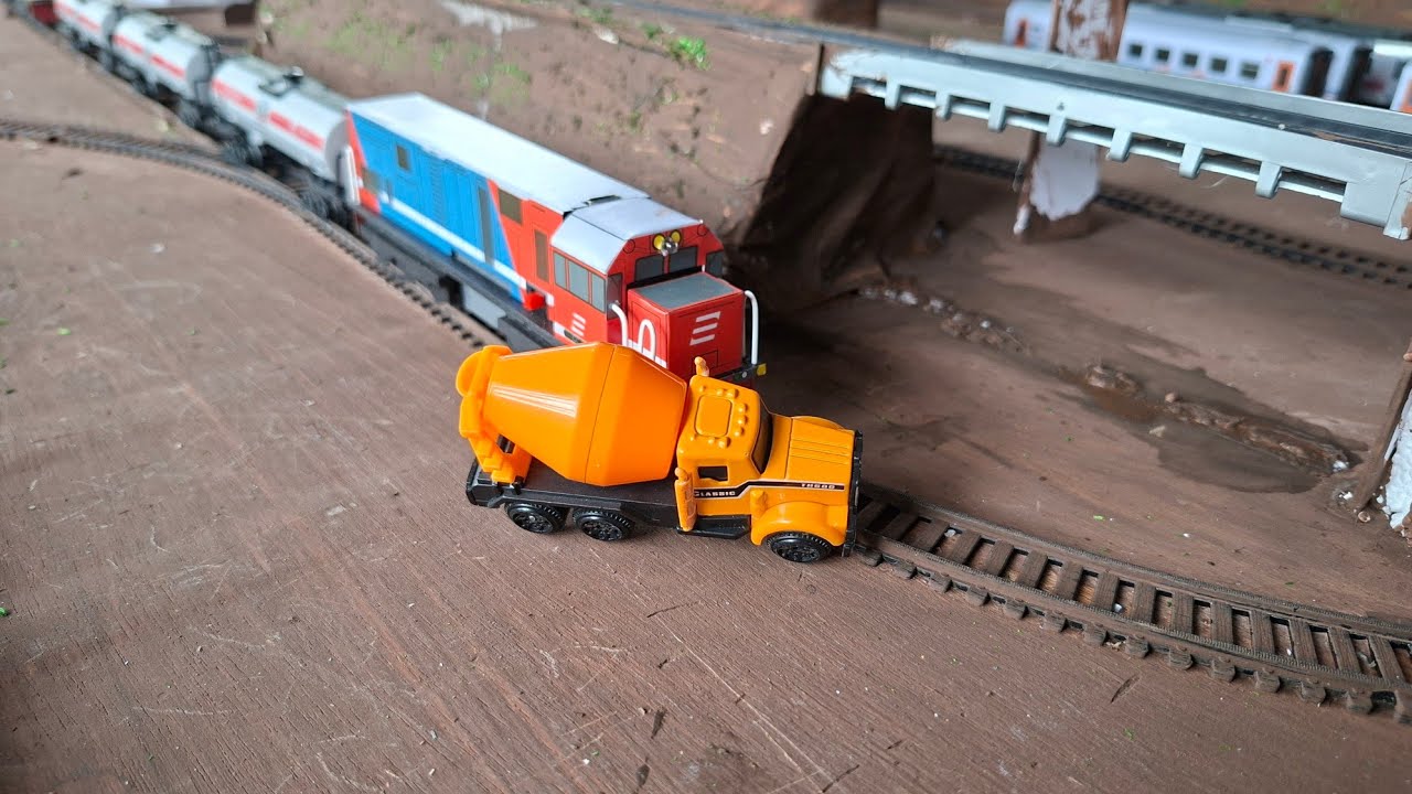 KERETA BATUBARA HANTAM TRUK TIDAK PATUH ATURAN