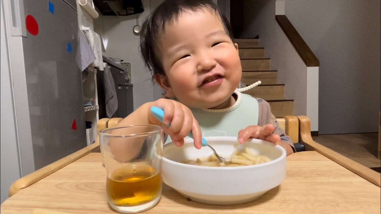 【1歳10カ月】ご機嫌＆ぶん投げ継続。うどんを食す [1 year and 10 months old] eat udon