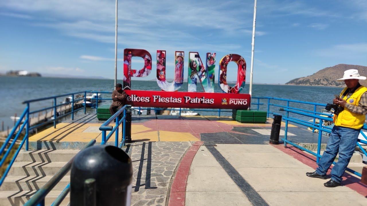 Caminando por las riveras del lago Titicaca en la ciudad de puno