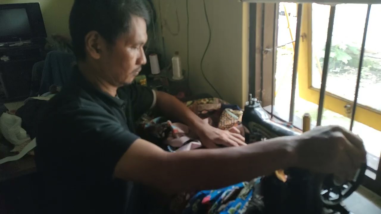 Penjahitan motif huruf pada kain perca
