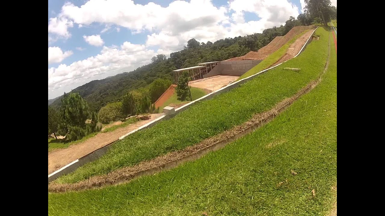 Escorregador no Ski Mountain Park-São Roque