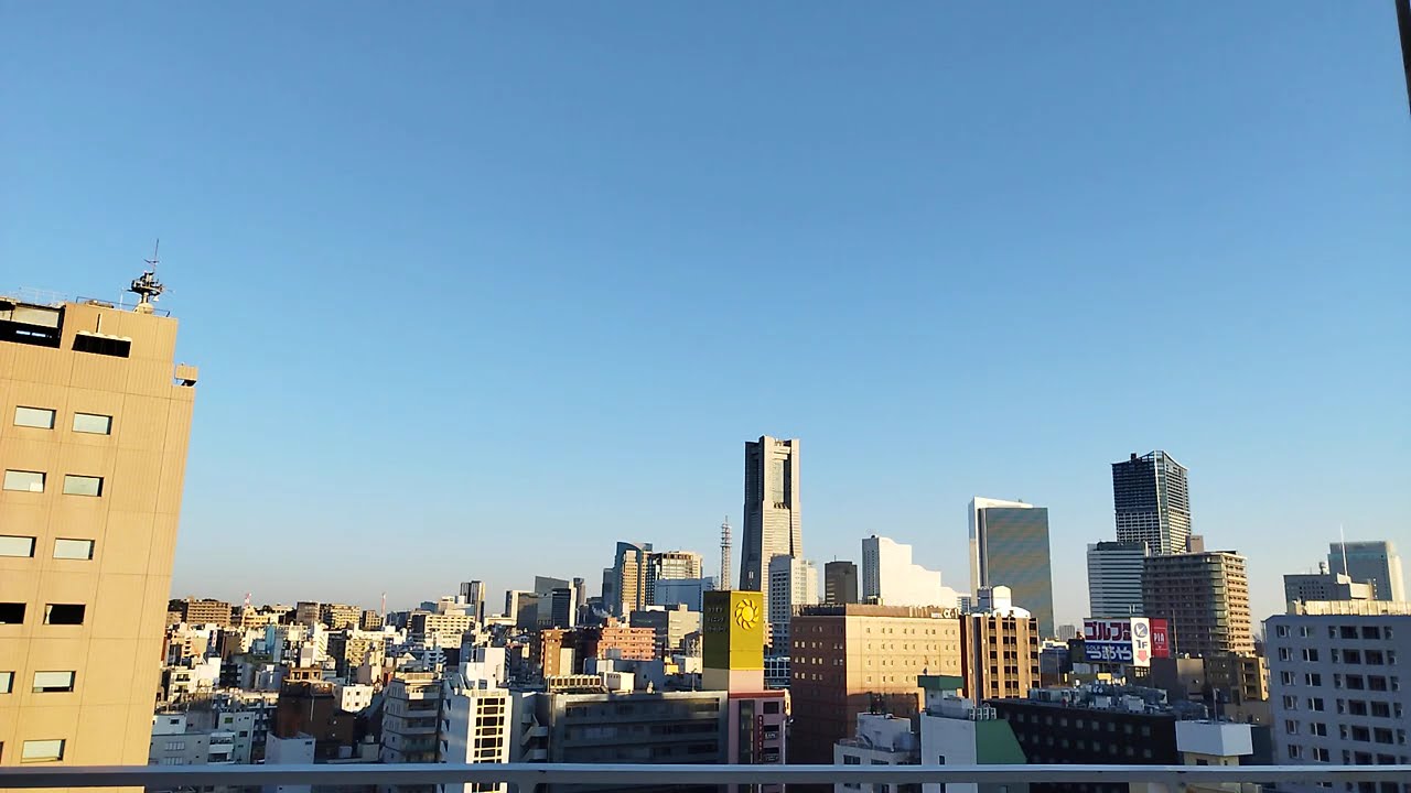 【タイムラプス】朝焼けに染まる街、ランドマークタワーの遠景 2025年3月上旬(12)