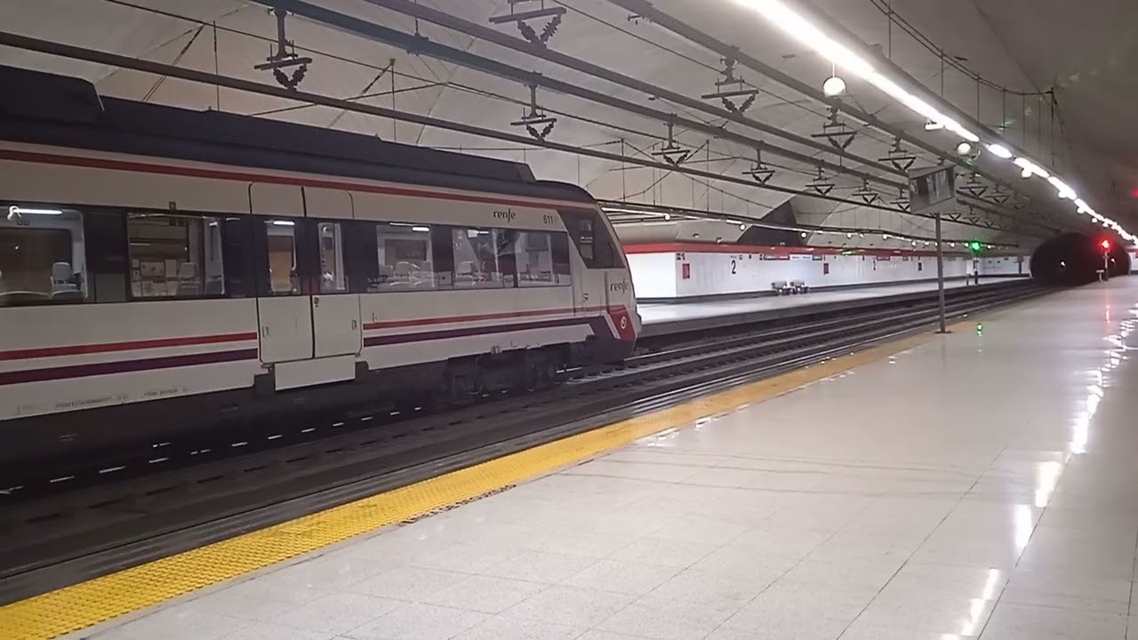 Renfe Cercanías UT-465(Civia)doble destino Atocha-Alcalá de Henares llegando a Nuevos Ministerios.