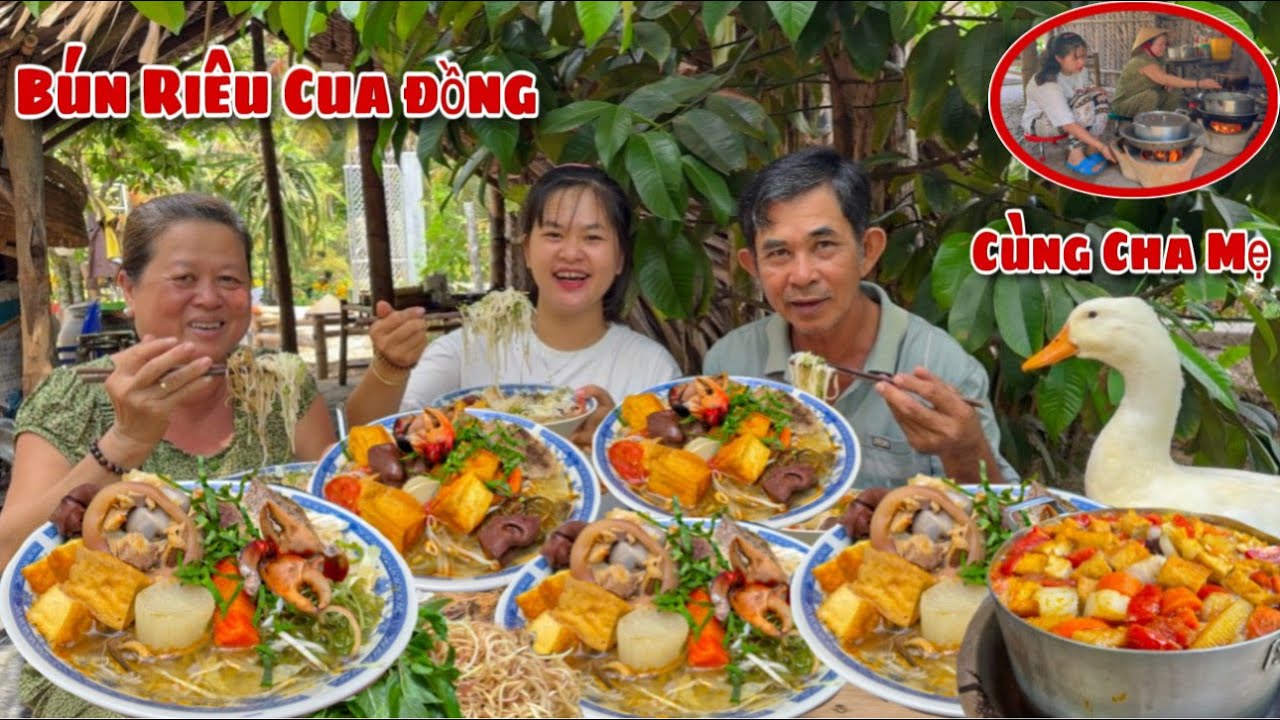 Báo Tin Vui Nấu Bún Riêu Cua Đồng Giò Heo Mắm Ruốc Ăn Cùng Cha Mẹ Kể Chuyện Quay Phim Quốc Tế