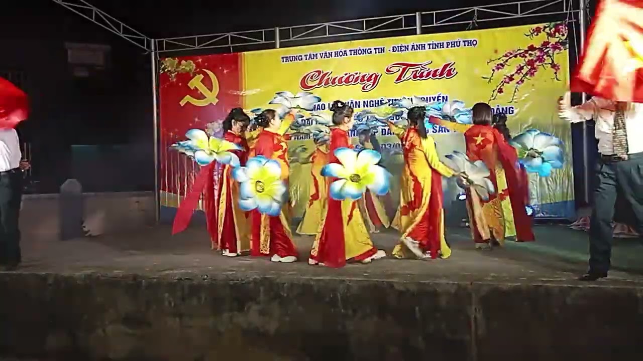 Clb Lâm Nga ca ngợi Đảng đội dân vũ khu 5 trình bày