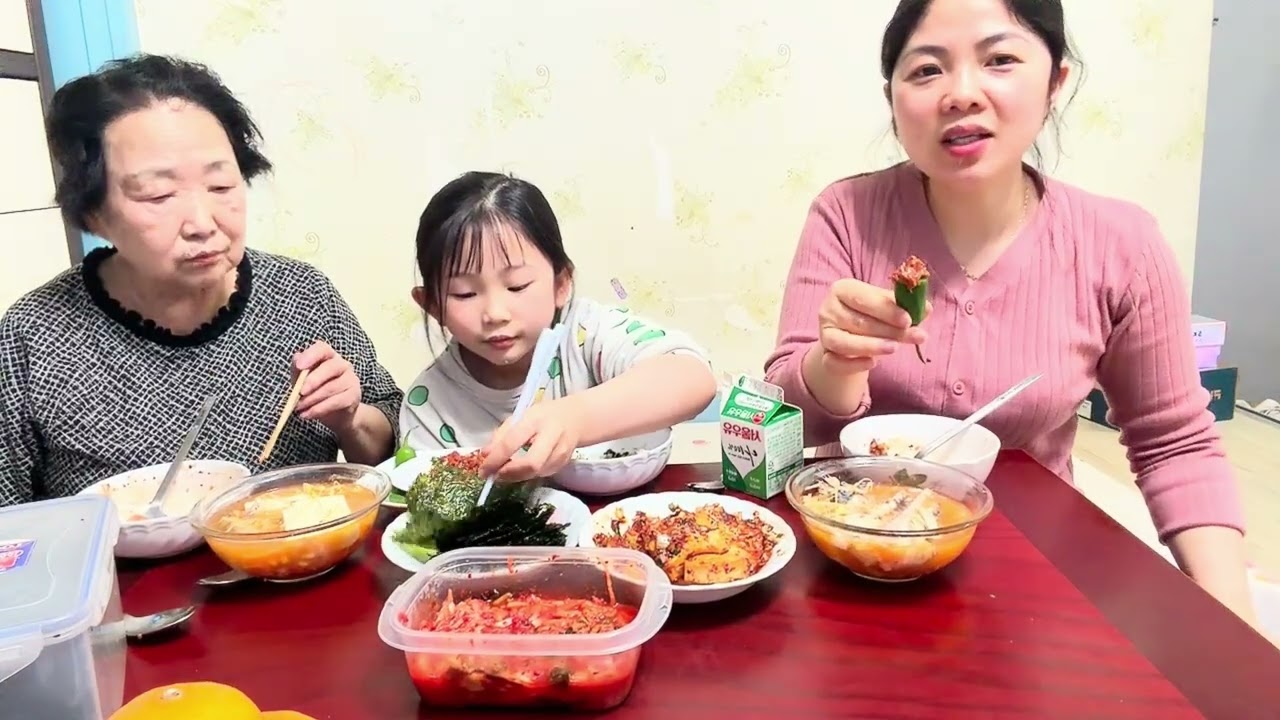 (78) chia sẻ quà công ty Hàn ở Quốc .mẹ chồng và con gái mở quà .! 