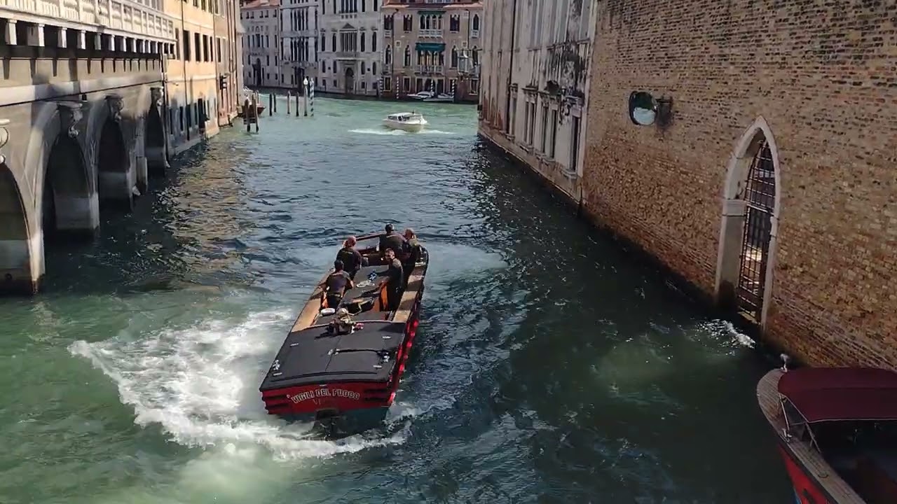 Venecijanski Vatrogasci ( Venice Firefighters in action)