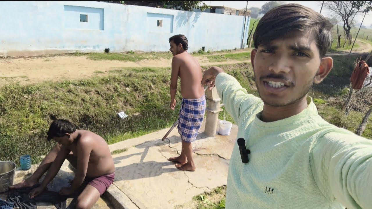 हैंडपंप पर नहाने लगी पूरी टोली 😂 | Desi Village Funny Vlog