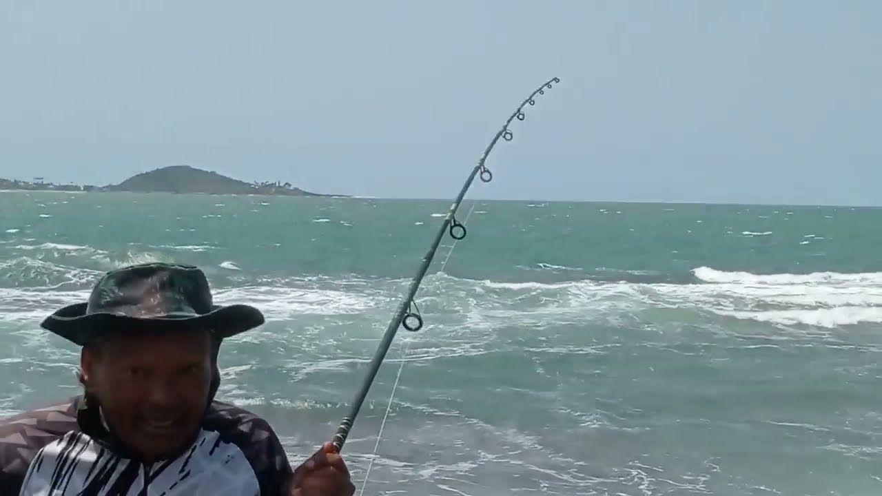 É BRIGA DE GIGANTE SAMANDUARA TÁ NA LINHA PESCARIA DE COSTEIRA OU COSTÃO GUARAPARI ES PESCARIA...