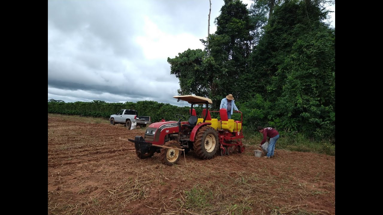 Trator Agritech Yanmar modelo 1155-4 Plus trabalhando