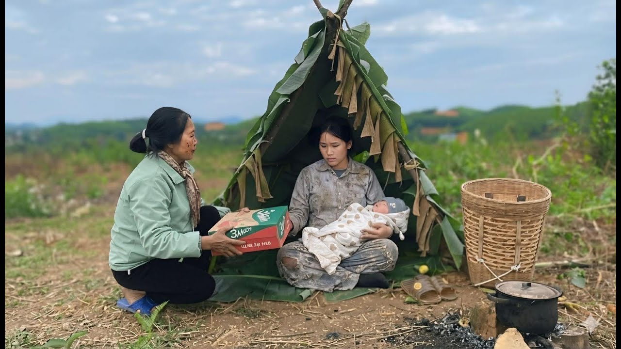 The 17-year-old single mother and her baby were fortunate to recelve help from a kind woman.