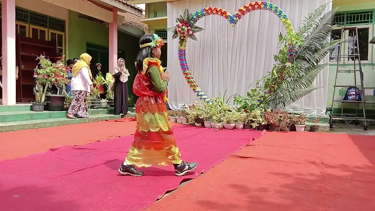Penampilan Model baju dari bahan plastik anak SDN 1 KARANGANYAR KEBUMEN Kls 1