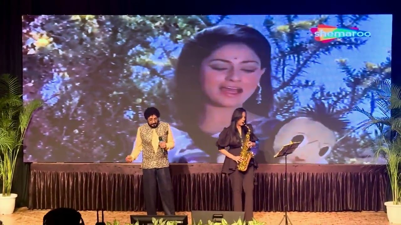 Live performance on the song ‘Jaane Jaan Dhoondta Phir Raha’. Female version is played on Saxophone