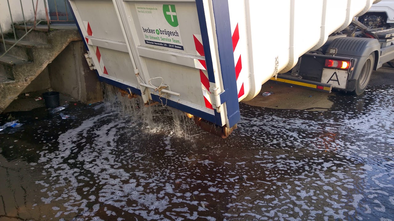 Wasserschwall beim Aufladen des Container