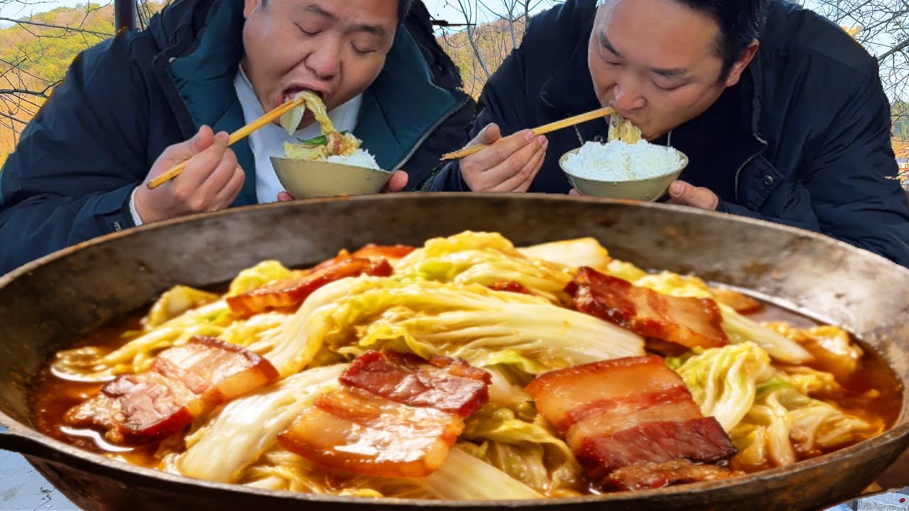 摘點高麗菜，二弟做“白菜燉臘五花肉”，湯汁濃鬱拌飯吃過癮【鐵鍋視頻】