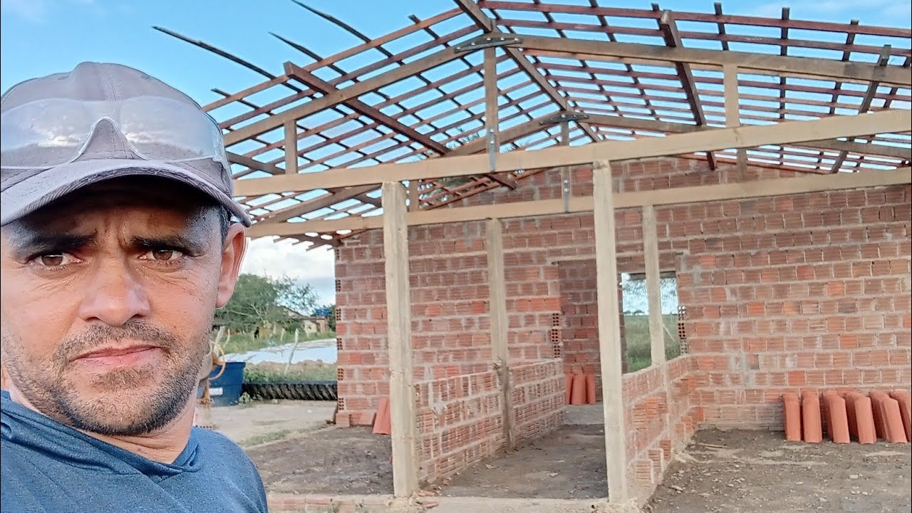 Est&aacute; quase pronto, o madeiramento da cocheira. Papai foi hoje. 🙏🙏