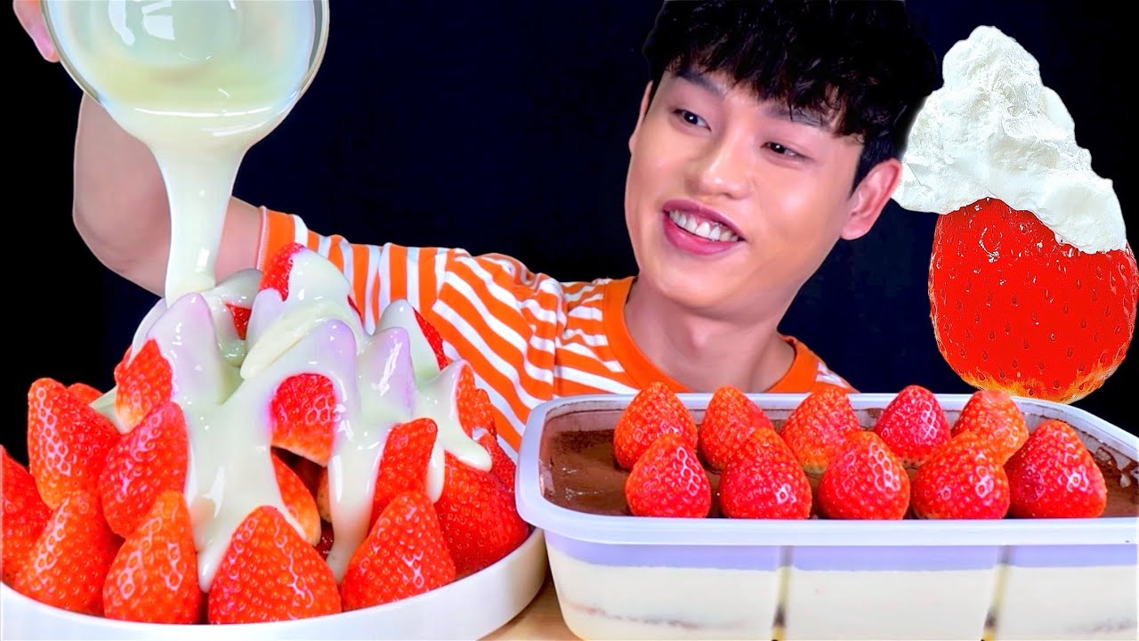 ASMR 새콤달콤 산더미 왕딸기와 딸기티라미수파티팩 연유 부어 생크림 찍어 먹방~!! Strawberry With Whipped Cream Tiramisu Box MuKBang~!