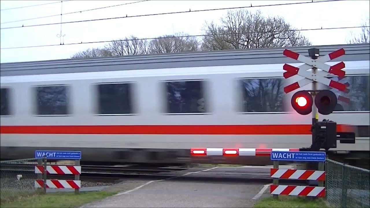 Spoorwegovergang Deurningen (Hengelo) // Dutch railroad crossing