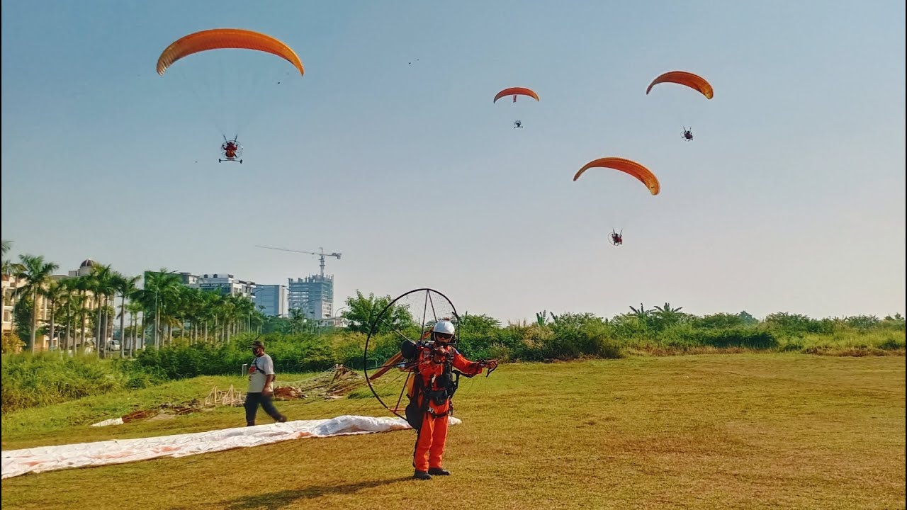 Paramotor Indonesia Terbang di Harapan Indah Aeromodelling Club