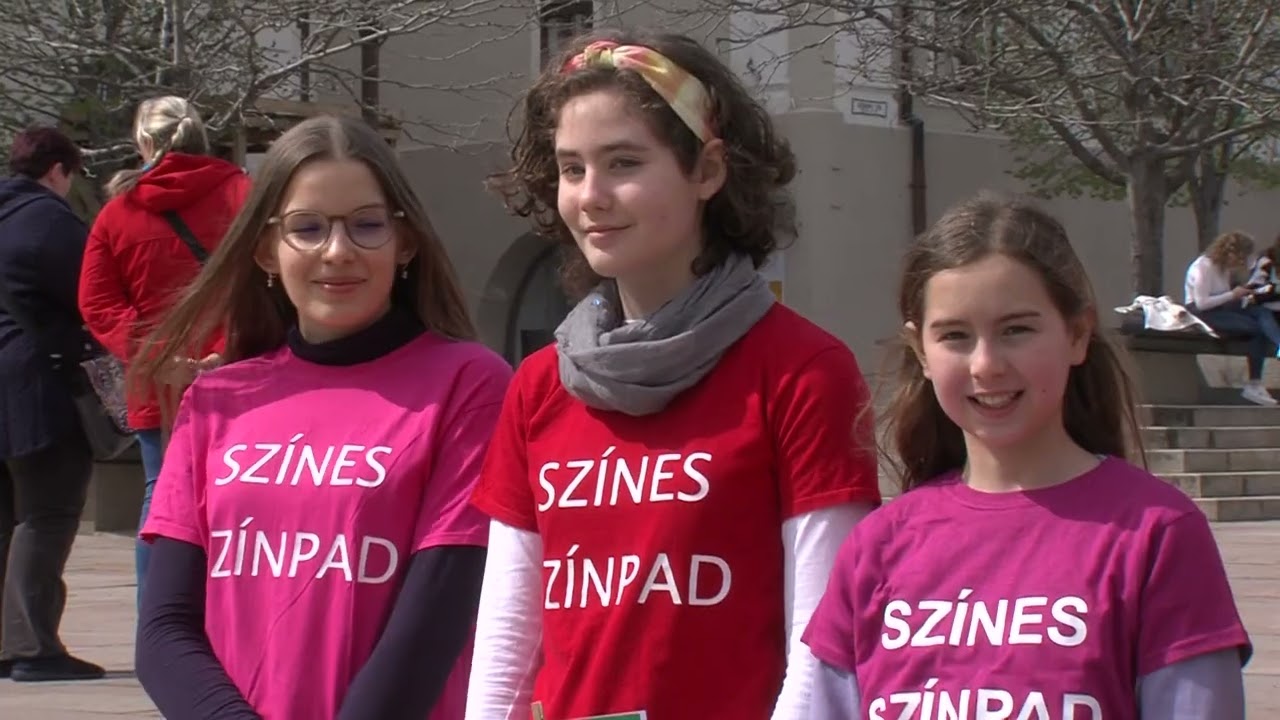 Saj&aacute;t k&ouml;ltem&eacute;nyeiket adt&aacute;k elő a gyerekek - Versel&eacute;s P&eacute;csett a k&ouml;lt&eacute;szet napj&aacute;n