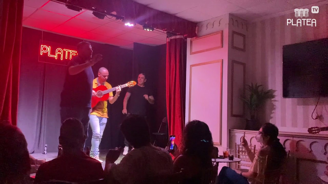 Piojo cantando la copla de Los Listos en P L A T E A