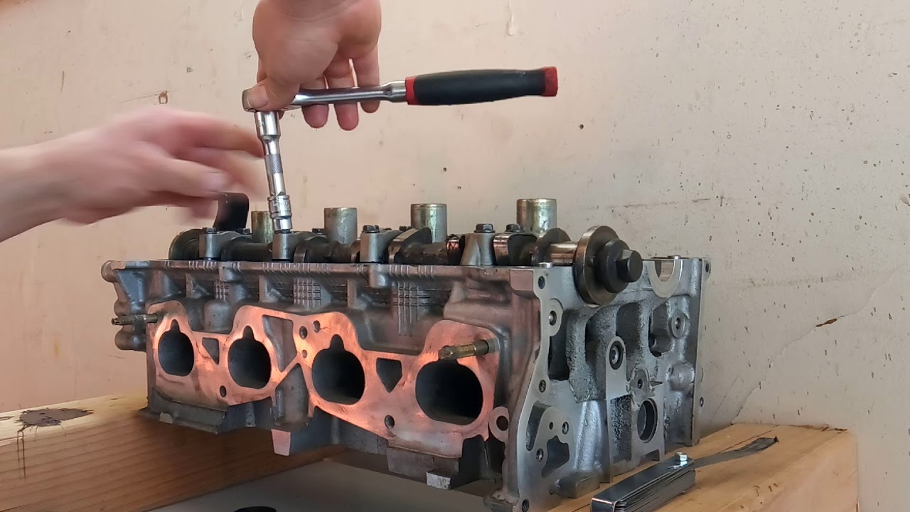 Проверка и регулировка зазоров клапанов головки блока цилиндров Nissan 2.5л