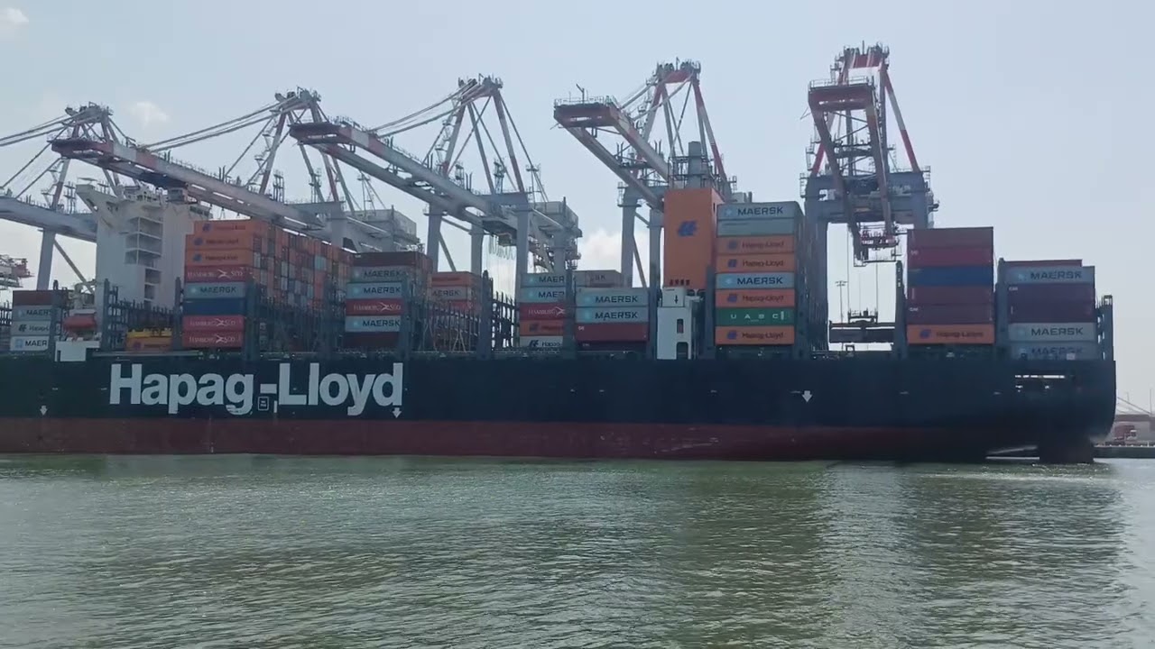 Tàu container to khổng lồ cập cảng vủng tàu