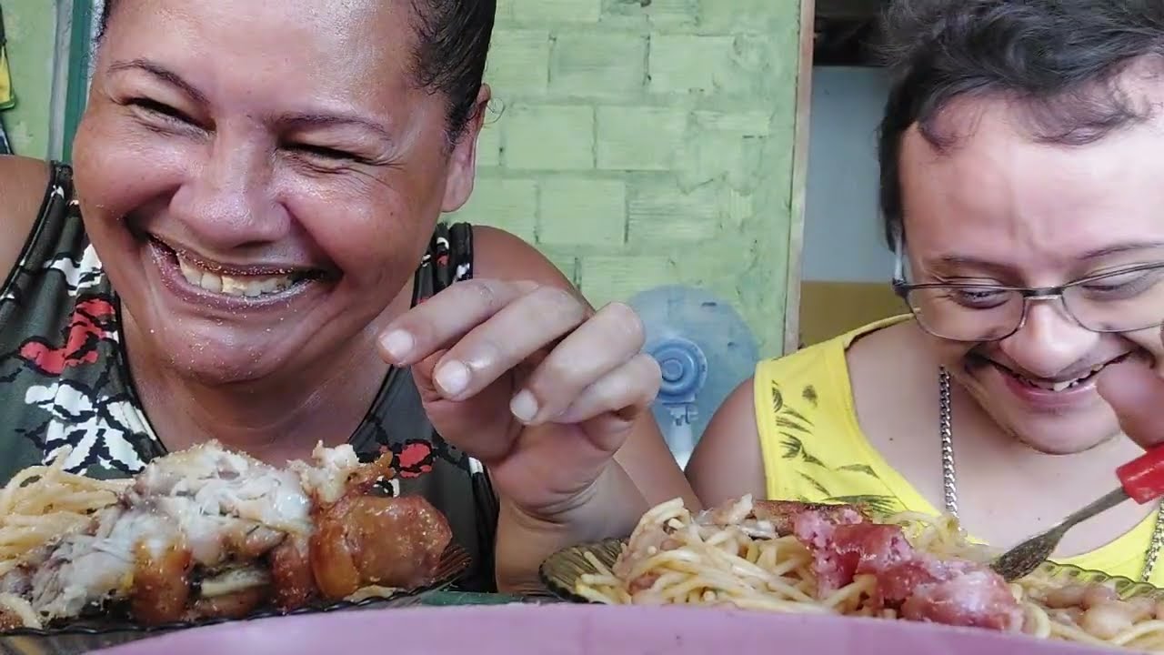 Comendo churrasco de mão com macarrão e farinha 